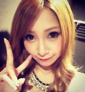 愛内心愛の接客ととすっぴんは？本名は室岡美咲。