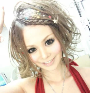 現在はBETTYの専属モデルで活躍中の飯沼ももこのブログは?借金を乗り越えて素敵な結婚式を挙げた勝ち組!